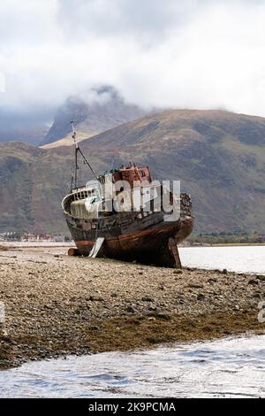 Corpach Schiffswrack mit Ben Nevis hinter, Corpach, Fort William, England, Großbritannien Stockfoto