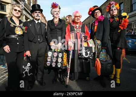 London, Großbritannien. 29. Oktober 2022. Menschen in Kostümen posieren für ein Foto während des Day of the Dead Events in der Columbia Road, London. Columbia Road Shops feiern am 29.. Oktober 2022 ab 12pm Uhr das London Day of the Dead Festival. Kredit: SOPA Images Limited/Alamy Live Nachrichten Stockfoto