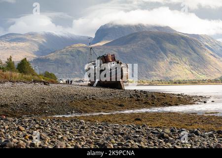 Corpach Schiffswrack mit Ben Nevis hinter, Corpach, Fort William, England, Großbritannien Stockfoto