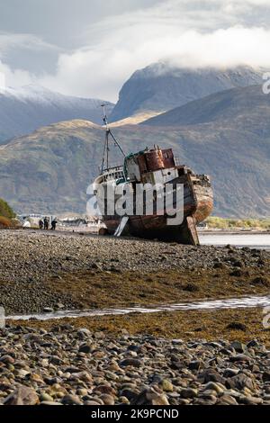 Corpach Schiffswrack mit Ben Nevis hinter, Corpach, Fort William, England, Großbritannien Stockfoto