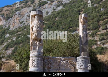 Marmorskulpturen in der antiken Stadt Ephesus, UNESCO-Weltkulturerbe in der Nähe von Selcuk, Türkei Stockfoto