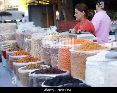 Getrocknete Früchte und Nüsse auf dem Straßenbauernmarkt in Kusadasi, Türkei Stockfoto