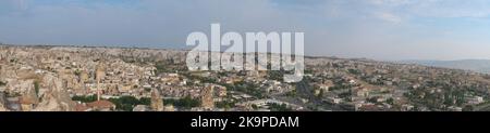 Panoramablick aus der Vogelperspektive auf die Stadt Goreme in Kappadokien, Türkei, das Zentrum des Nationalparks Kappadokien, das zum UNESCO-Weltkulturerbe gehört Stockfoto