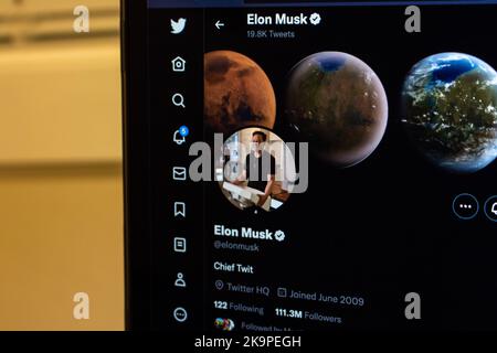 Vancouver, KANADA - 29 2022. Oktober : Nahaufnahme Twitter-Account von Elon Musk (@elonmusk) auf Twitter-Website auf einem Laptop. Stockfoto