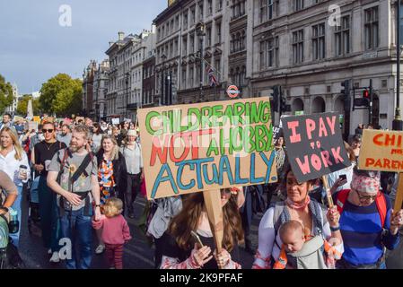 London, Großbritannien. 29.. Oktober 2022. Demonstranten auf dem Parliament Square. Eltern und Kinder, viele in Kostümen, marschierten vom Trafalgar Square zum Parliament Square und forderten erschwingliche Kinderbetreuung, flexibles Arbeiten und ordnungsgemäß bezahlten Elternurlaub während des Halloween-Protestes „March of the Mumien“. Kredit: Vuk Valcic/Alamy Live Nachrichten Stockfoto
