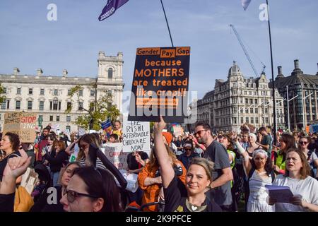 London, Großbritannien. 29.. Oktober 2022. Demonstranten auf dem Parliament Square. Eltern und Kinder, viele in Kostümen, marschierten vom Trafalgar Square zum Parliament Square und forderten erschwingliche Kinderbetreuung, flexibles Arbeiten und ordnungsgemäß bezahlten Elternurlaub während des Halloween-Protestes „March of the Mumien“. Kredit: Vuk Valcic/Alamy Live Nachrichten Stockfoto