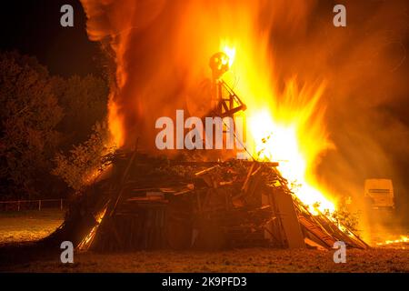 Rusthold, Tunbridge Wells, Kent, Großbritannien. 29. Oktober 2022. Ein Lagerfeuer mit Feuerwerk wird auf dem Dorfgrün von Rusthold angezündet, wo sich die Massen für diese kostenlose Veranstaltung versammeln. Ein Bildnis des grimmigen Reapers wird auf einem großen Lagerfeuer gesetzt, um Halloween und den Beginn der Lagerfeuersaison zu markieren. ©Sarah Mott / Alamy Live News. Stockfoto