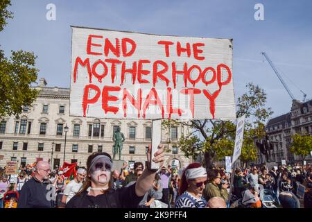 London, Großbritannien. 29.. Oktober 2022. Demonstranten auf dem Parliament Square. Eltern und Kinder, viele in Kostümen, marschierten vom Trafalgar Square zum Parliament Square und forderten erschwingliche Kinderbetreuung, flexibles Arbeiten und ordnungsgemäß bezahlten Elternurlaub während des Halloween-Protestes „March of the Mumien“. Kredit: Vuk Valcic/Alamy Live Nachrichten Stockfoto