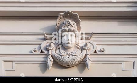 Nahaufnahme des Gesichts einer Skulptur in einem Denkmal in Paris, Frankreich Stockfoto