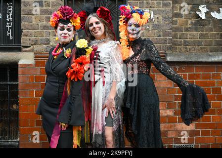 London, Großbritannien. 2. Januar 2020. Damen in Kostümen posieren für ein Foto während des Day of the Dead Events in der Columbia Road, London. Columbia Road Shops feiern am 29.. Oktober 2022 ab 12pm Uhr das London Day of the Dead Festival. (Bild: © Pietro Recchia/SOPA Images via ZUMA Press Wire) Stockfoto