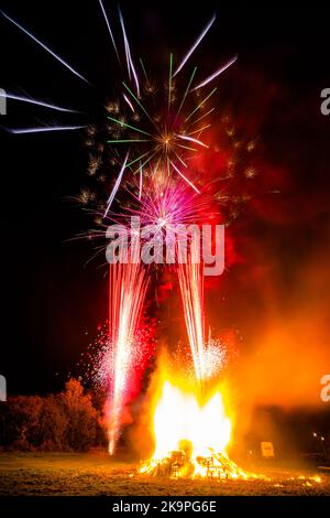 Rusthold, Tunbridge Wells, Kent, Großbritannien. 29. Oktober 2022. Ein Lagerfeuer mit Feuerwerk wird auf dem Dorfgrün von Rusthold angezündet, wo sich die Massen für diese kostenlose Veranstaltung versammeln. Ein Bildnis des grimmigen Reapers wird auf einem großen Lagerfeuer gesetzt, um Halloween und den Beginn der Lagerfeuersaison zu markieren. ©Sarah Mott / Alamy Live News. Stockfoto