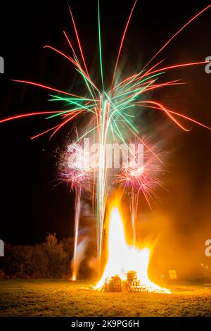 Rusthold, Tunbridge Wells, Kent, Großbritannien. 29. Oktober 2022. Ein Lagerfeuer mit Feuerwerk wird auf dem Dorfgrün von Rusthold angezündet, wo sich die Massen für diese kostenlose Veranstaltung versammeln. Ein Bildnis des grimmigen Reapers wird auf einem großen Lagerfeuer gesetzt, um Halloween und den Beginn der Lagerfeuersaison zu markieren. ©Sarah Mott / Alamy Live News. Stockfoto