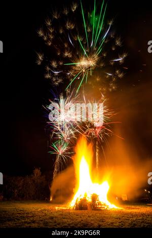 Rusthold, Tunbridge Wells, Kent, Großbritannien. 29. Oktober 2022. Ein Lagerfeuer mit Feuerwerk wird auf dem Dorfgrün von Rusthold angezündet, wo sich die Massen für diese kostenlose Veranstaltung versammeln. Ein Bildnis des grimmigen Reapers wird auf einem großen Lagerfeuer gesetzt, um Halloween und den Beginn der Lagerfeuersaison zu markieren. ©Sarah Mott / Alamy Live News. Stockfoto