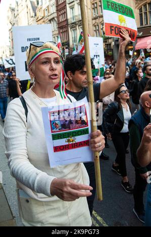 London, Großbritannien. 29. Oktober 2022. Iraner bilden eine menschliche Kette. Protest in London über den Tod von Mahsa Amini in den Händen der iranischen Moralpolizei, weil sie ihren Hijab falsch getragen hatte. Kredit: JOHNNY ARMSTEAD/Alamy Live Nachrichten Stockfoto