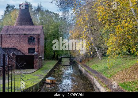 Flaschenofen im Coalport China Museum in Shropshire mit einem Kanal, der vorbei läuft. Stockfoto