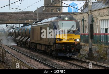 68017 Hornet schleppt den Bahnaufbereitungszug von Network Rail auf der West Coast Main Line und besprüht die Strecke in Carnforth am 26.. Oktober 2022. Stockfoto