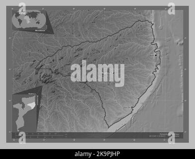 Nampula, Provinz Mosambik. Höhenkarte in Graustufen mit Seen und Flüssen. Orte und Namen der wichtigsten Städte der Region. Ecke Zusatzbereich lo Stockfoto