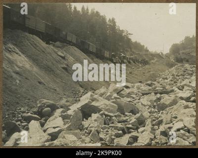 Zweigleisige Gebäude zwischen Alingsås - Olskroken. Der Untergang. Stockfoto