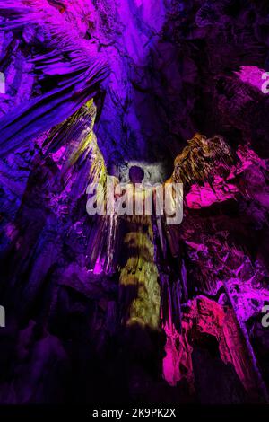 St. Michael's Cave mit bunten Lichtern mit Engel. Natursteinformation. Stockfoto