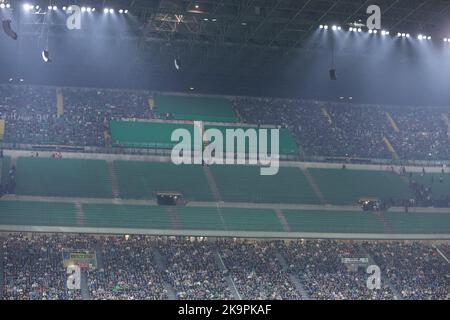 Mailand, Italien, 29.. Oktober 2022. Die leere Kurve wird als Ultras aus dem Stadion nach Nachrichten, dass der Leiter einer Gruppe wurde früher am Tag getötet gesehen, während der Serie A Spiel bei Giuseppe Meazza, Mailand. Bildnachweis sollte lauten: Jonathan Moscrop / Sportimage Kredit: Sportimage/Alamy Live News Stockfoto