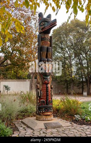 Ottawa, Ontario - 19. Oktober 2022: Kwakiutl Totem im Confederation Park im Herbst. Stockfoto