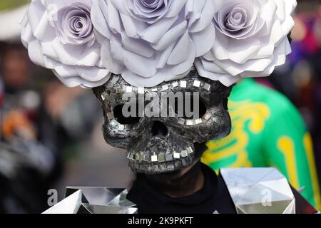 Mexiko-Stadt, Mexiko. 29. Oktober 2022. Eine Frau, die in das Kostüm der Skelett-Braut Catrina gekleidet ist, bei der Großen Parade der Toten zur Feier des Dia de los Muertos-Feiertages am Paseo de la Reforma, 29. Oktober 2022 in Mexiko-Stadt, Mexiko. Quelle: Richard Ellis/Richard Ellis/Alamy Live News Stockfoto