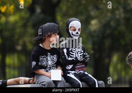 Mexiko-Stadt, Mexiko. 29. Oktober 2022. Kinder in Skelett-Kostümen beobachten die große Parade der Toten, um den Feiertag von Dia de los Muertos am Paseo de la Reforma am 29. Oktober 2022 in Mexiko-Stadt, Mexiko, zu feiern. Quelle: Richard Ellis/Richard Ellis/Alamy Live News Stockfoto