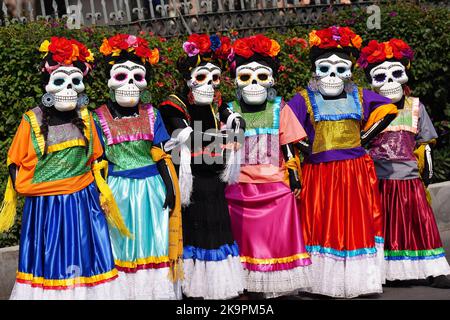 Mexiko-Stadt, Mexiko. 29. Oktober 2022. Darsteller in traditionellen Kleidern und Skelettmasken warten auf den Beginn der Großen Parade der Toten, um den Feiertag von Dia de los Muertos am Paseo de la Reforma am 29. Oktober 2022 in Mexiko-Stadt, Mexiko, zu feiern. Quelle: Richard Ellis/Richard Ellis/Alamy Live News Stockfoto