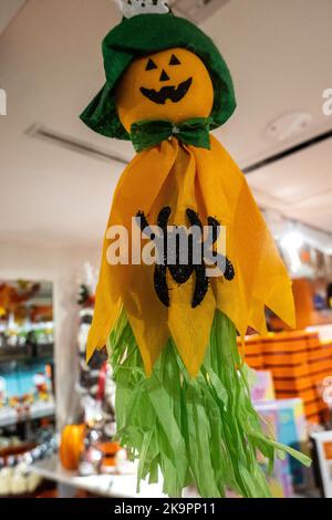 Händler in großen zentralen Terminal-Markt schmücken für Halloween, New York City, USA 2022 Stockfoto