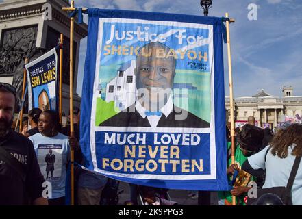 London, Großbritannien. 29.. Oktober 2022. Gerechtigkeit für Sheku Bayoh Banner auf dem Trafalgar Square. Familienmitglieder, Freunde und Unterstützer marschierten vom Trafalgar Square zur Downing Street und forderten Gerechtigkeit für Menschen, die in Polizeigewahrsam und unter Polizeigewalt starben, und aus Protest gegen die Brutalität der Polizei. Kredit: Vuk Valcic/Alamy Live Nachrichten Stockfoto