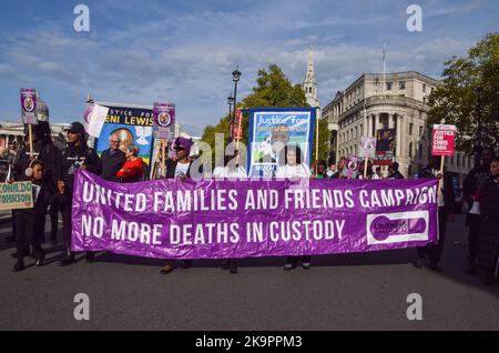 London, Großbritannien. 29.. Oktober 2022. Demonstranten auf dem Trafalgar Square. Familienmitglieder, Freunde und Unterstützer marschierten vom Trafalgar Square zur Downing Street und forderten Gerechtigkeit für Menschen, die in Polizeigewahrsam und unter Polizeigewalt starben, und aus Protest gegen die Brutalität der Polizei. Kredit: Vuk Valcic/Alamy Live Nachrichten Stockfoto