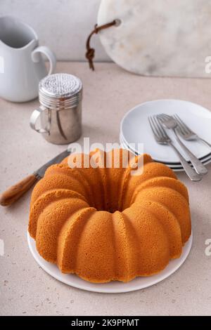 Traditioneller Vanille- oder Sauerrahm-gebundener Kuchen Stockfoto