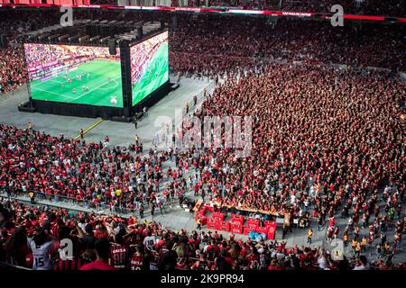 Curitiba, Brasilien. 29. Oktober 2022. PR - Curitiba - 10/29/2022 - ATHLETICO-PR, FINALE LIBERTADORES TORCIDA - Athletico-PR-Fans im Stadion Arena da Baixada in der Stadt Curitiba folgen dem Copa Libertadores-Finale zwischen Flamengo x Atlhetico-PR, das diesen Samstag (29) in Guayaquil, Ecuador, gespielt wurde. Foto: Robson Mafra/AGIF/Sipa USA Quelle: SIPA USA/Alamy Live News Stockfoto