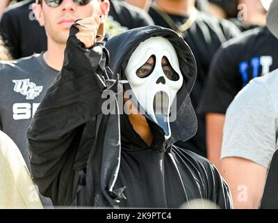 29. Oktober 2022 UCF Knights Fan in Kostüm während des 1. Half NCAA Fußballspiels zwischen den Cincinnati Bearcats und den UCF Knights im FBC Mortgage Stadium in Orlando, FL. Romeo T Guzman/CSM Credit: CAL Sport Media/Alamy Live News Stockfoto