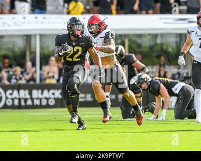 29. Oktober 2022 UCF-Ritter laufen zurück RJ Harvey (22) läuft mit dem Ball während des 1.-Halb-NCAA-Fußballspiels zwischen den Cincinnati Bearcats und den UCF-Knights im FBC Mortgage Stadium in Orlando, FL. Romeo T Guzman/CSM Credit: CAL Sport Media/Alamy Live News Stockfoto