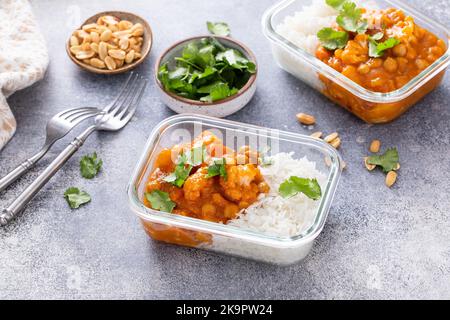 Vegane Mahlzeit Vorbereitung Idee Gemüse und Kichererbsen-Paprika mit Reis Stockfoto