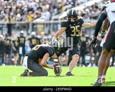 29. Oktober 2022 UCF Knights platzieren Kicker Colton Boomer (35) beim 1. Halb-NCAA-Fußballspiel zwischen den Cincinnati Bearcats und den UCF Knights im FBC Mortgage Stadium in Orlando, FL. Romeo T Guzman/CSM Credit: CAL Sport Media/Alamy Live News Stockfoto