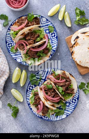 Rindfleisch-Tacos mit Salat und eingelegten roten Zwiebeln Stockfoto