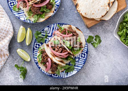 Rindfleisch-Tacos mit Salat und eingelegten roten Zwiebeln Stockfoto