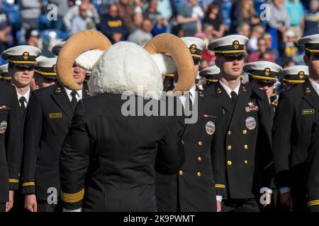 Annapolis, Maryland, USA. 29. Oktober 2022. Das Maskottchen der Marine BILLY THE GOAT inspiziert die Uniformen der Midshipmen vor dem Fußballspiel Navy vs. Temple im Navy-Marine Corps Memorial Stadium in Annapolis, Maryland, am 29. Oktober 2022. (Bild: © Kai Dambach/ZUMA Press Wire) Bild: ZUMA Press, Inc./Alamy Live News Stockfoto