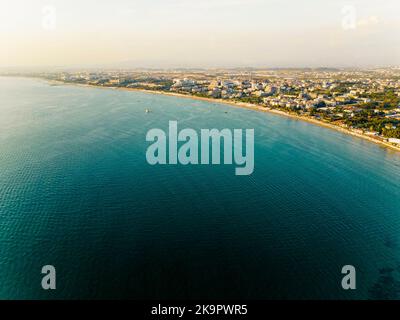 Luftaufnahme des weiten türkisfarbenen Mittelmeers an der Küstenstadt, einer antiken Stadt des Resorts, in der Provinz Antalya, Türkei. Hochwertige Fotos Stockfoto