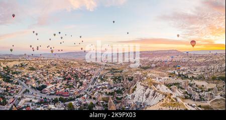 Bunte Heißluftballons fliegen über Feenkamine in Nevsehir, Goreme, Kappadokien Türkei. Spektakulärer Panoramablick auf die Drohne. Hochwertige Fotos Stockfoto