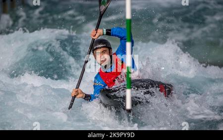 London, Großbritannien. 29. Oktober 2022. Jun Yi Ong tritt am 29. Oktober 2022 bei den Canoe Slalom British Open im Lee Valley White Water Center, London, Großbritannien, in den Vorläufen von Prem K1M an. Foto von Phil Hutchinson. Nur zur redaktionellen Verwendung, Lizenz für kommerzielle Nutzung erforderlich. Keine Verwendung bei Wetten, Spielen oder Veröffentlichungen einzelner Clubs/Vereine/Spieler. Kredit: UK Sports Pics Ltd/Alamy Live Nachrichten Stockfoto