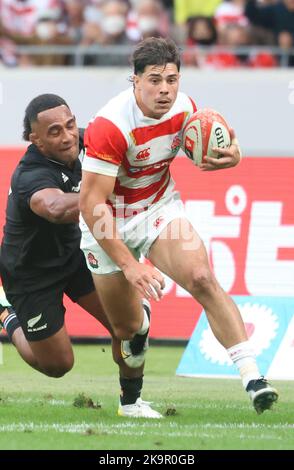 Tokio, Japan. 29. Oktober 2022. Japans Zentrum Dylan Riley trägt den Ball bei einem Rugby-Testspiel zwischen Japan und Neuseeland am Samstag, den 28. Oktober 2022, im Nationalstadion in Tokio. Neuseeland besiegte Japan 38-31. Quelle: Yoshio Tsunoda/AFLO/Alamy Live News Stockfoto