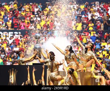 Guayaquil, Ecuador. 29. Oktober 2022. 29.. Oktober 2022: Tarqui, Nord-Guayaquil, Ecuador; der Pokal wird vor dem Finale der Copa Libertadores zwischen Flamengo und Atletico abgetreten Credit: Action Plus Sports Images/Alamy Live News Stockfoto