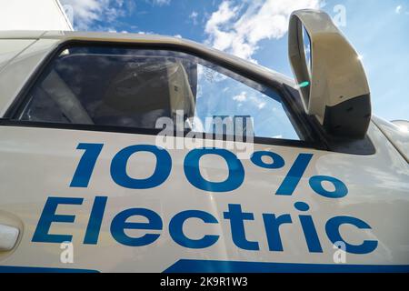 Bukarest, Rumänien - 26. Oktober 2022: Während der internationalen Landwirtschaftsmesse Indagra wird ein 100% elektrischer Minivan gesehen. Dieses Bild ist für redaktionelle Zwecke bestimmt Stockfoto