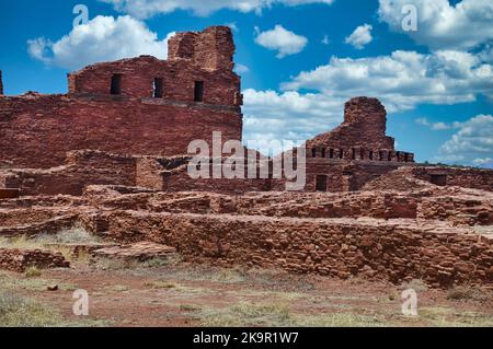 Blauer Himmel in hoher Wüste und Ruinen der San Gregorio De Abo Mission, die 1629 von spanischen Missionaren in New Mexico erbaut wurde. Stockfoto