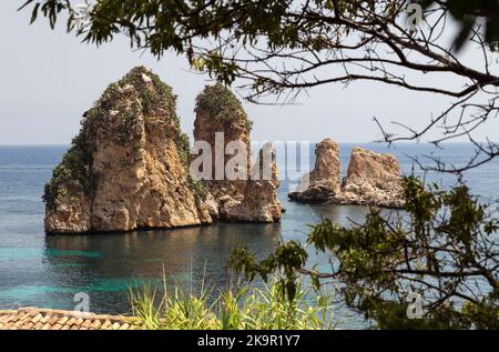 Wunderschöne Sehenswürdigkeiten der Stacks und Tonnaras von Scopello (Faraglioni e Vecchia Tonnara di Scopello), in der Provinz Trapani, Sizilien, Italien. Stockfoto