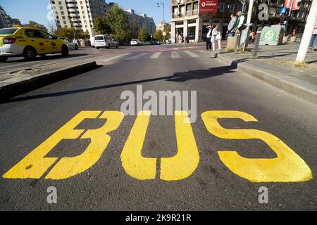 Bukarest, Rumänien - 17. Oktober 2022: Busspur auf dem Platz der Vereinten Nationen in Bukarest, Rumänien. Dieses Bild ist nur für redaktionelle Zwecke bestimmt. Stockfoto