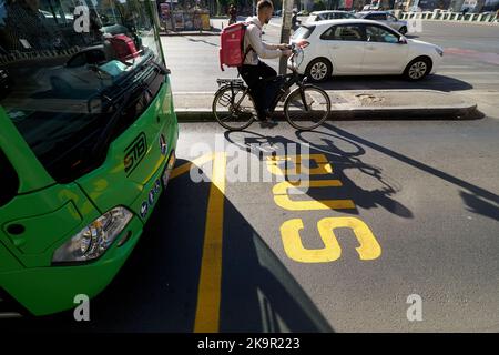 Bukarest, Rumänien - 17. Oktober 2022: Busspur auf dem Platz der Vereinten Nationen in Bukarest, Rumänien. Dieses Bild ist nur für redaktionelle Zwecke bestimmt. Stockfoto